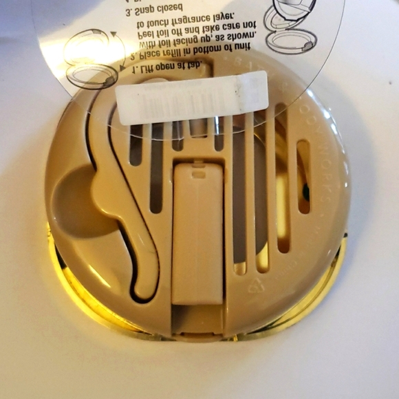 Bath & Body Works Stamped Gold Flower Car Fragrance Clip w/Tis the Season Refill - Picture 2 of 4